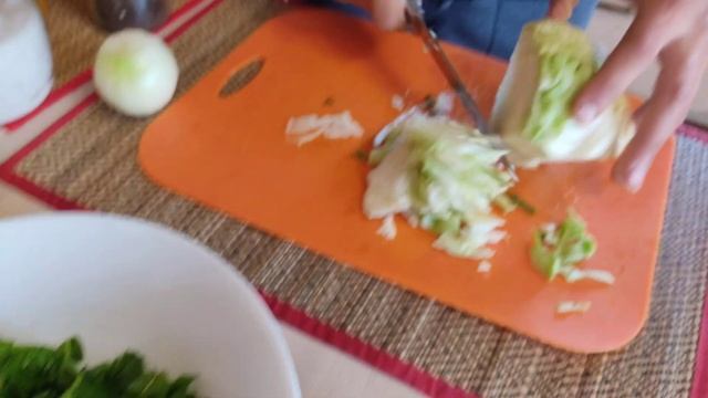 Салат из сныти и цветов вероники. Рубрика "еда из леса". Вкусно, полезно, бесплатно. смотреть онлайн