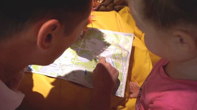 ТутоКруто Квест! МАМА СПРЯТАЛА ПОДАРОК и придумала квесты для Эмили и папы смотреть онлайн