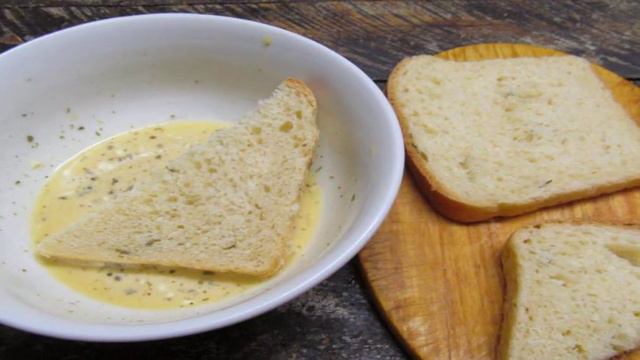 Гренки с мягким сыром и шпротами