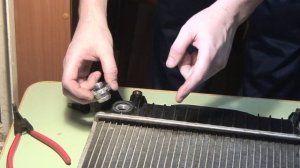 Течет ATF с радиатора охлаждения двигателя.