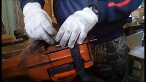 Ремонт бензиновой пилы Хускварна 142. Установка масляного насоса.