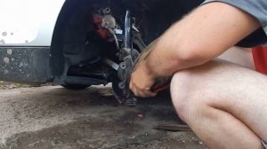 Замена ступицы Форд Фокус 2. Снимаем тормозной диск