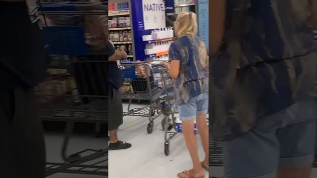 Домашний лемур в магазине Walmart