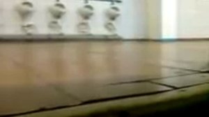 Подсматривает в туалете