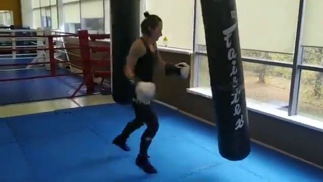 Девушка молотит грушу. смотреть онлайн