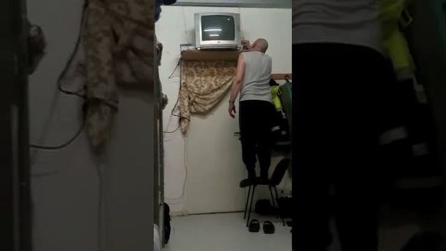 Лысый приставку хотел подключить но упал и сломал глаз смотреть онлайн