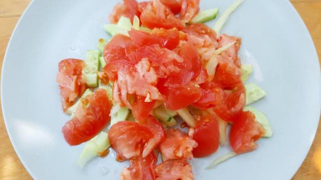 Салат овощной с фетой и рукколой
