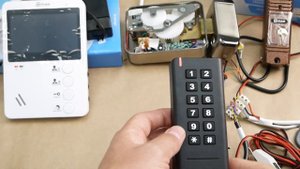 Комплект электрозамка на калитку с кодовой панелью и домофоном