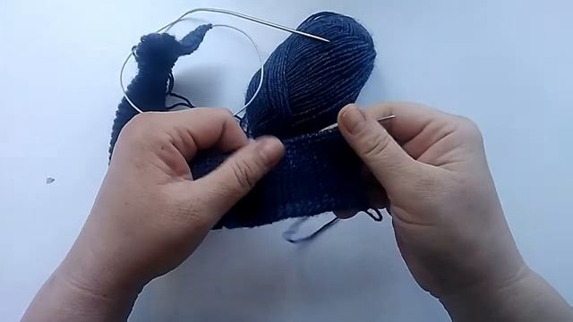 Простая спортивная шапка спицами.