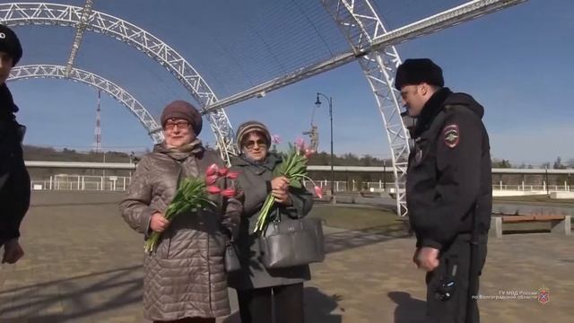 Волгоградские полицейские поздравлют женщин с Международным Женским Днем 8 Марта смотреть онлайн