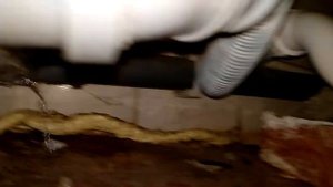 Лопнула труба канализации под ванной..., благодаря "халтуре" сантехников .