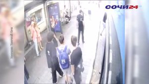 САМОКАТЧИКИ СБИЛИ ЖЕНЩИНУ НА ПЕШЕХОДНОМ ПЕРЕХОДЕ, ЭВАКУАТОР ВРЕЗАЛСЯ В МАШИНУ