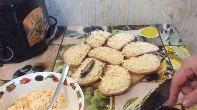 Горячие бутерброды с сыром и шпротами