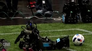 Смешно.Роботы играют футбол