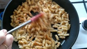 Когда нет времени готовить! Макароны с сыром и сосисками в сливках.