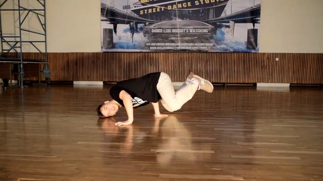 Bboy Deni Bboying Baby Freeze Tutorial смотреть онлайн