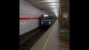Прибытие метропоезда на станцию метро Ленинский проспект, Санкт-Петербург