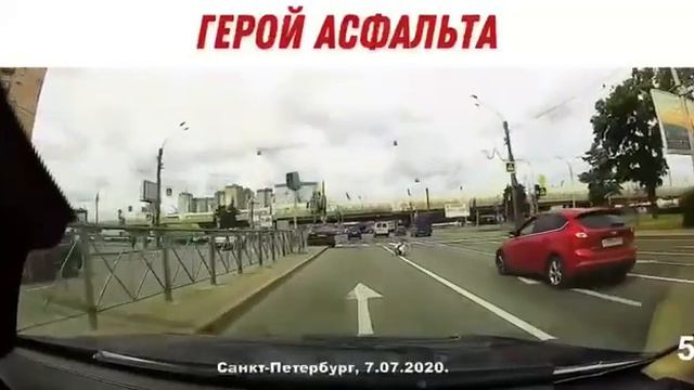 Своим манёвром, водитель Ford спас жизнь инвалиду. смотреть онлайн