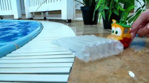 Видео для детей. Роботы поезда в бассейне. Видео с игрушками.