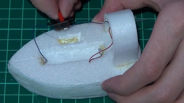 ? ПЛАВАЮЩИЙ КОРАБЛИК С ВИНТОМ СВОИМИ РУКАМИ смотреть онлайн