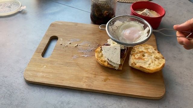 Сэндвич с яйцом пашот, домашним сыром с вяленными помидорами | Breakfast paschot | Вяленные помидор смотреть онлайн