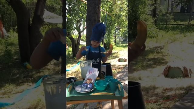 Готовим летний  охлаждающий коктейль с мороженым, бананом и ягодами. Рецепт в описании