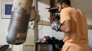 Hitting the heavy bag with “Cleto Reyes” gloves 14oz. ?