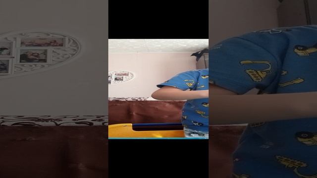 играю с кинетическим песком