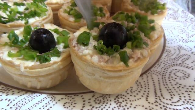Два вида тарталеток: с печенью трески и куриным филе.