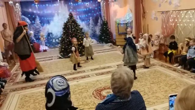 Танец Бабок Ёжек на новогоднем утреннике СП 13 ГБОУ ШКОЛА 1980 смотреть онлайн