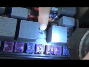 Замена предохранителя катушки зажигания в монтажном блоке под капотом KIA - Spectra