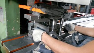 ПРОДАВЛИВАНИЕ ОТВЕРСТИЯ В ЛИСТЕ МЕТАЛЛА