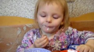 Девочка кушает пельмешки))))))