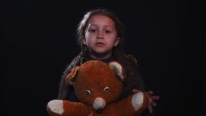 "Оборванного мишку утешала", Лора Тасси