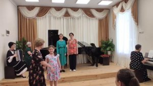 "Осетинский вальс" (м. Г. Гуржибеков, сл. И.Гуржибекова). Исполняет Дзерасса Вазиева с мамой.