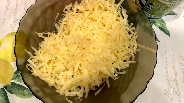 Лосось со сметаной и сыром / Рецепт приготовления красной рыбы в духовке