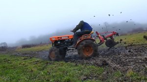 Запуск и поездка на мини-тракторе Kubota 4х4 (дизель). Мощность: 22 л.с.