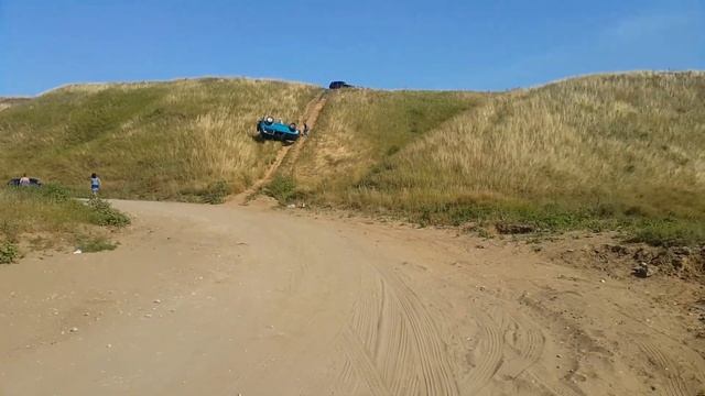 Полет Нивы около пляжа села Ягодное самарской области 20.08.2017 смотреть онлайн