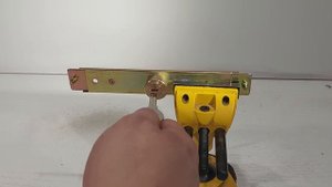 Как открыть замок зубочисткой