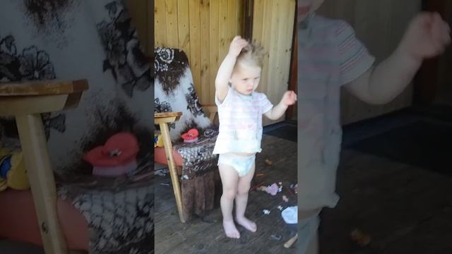 Ребенок закалывает волосы / Child stabs hair