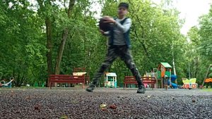 как научиться крутить мяч за пару секунд?