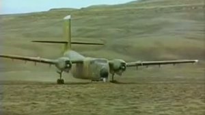 Самолет DHC-4 Caribou при посадке закопался в грунт