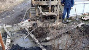Бурение скважины в Воронежской области. Артезианская скважина с металлической обсадной.