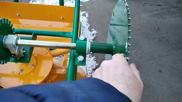 Разбрасыватель противогололедного реагента, садовый разбрасыватель удобрений, семян.
