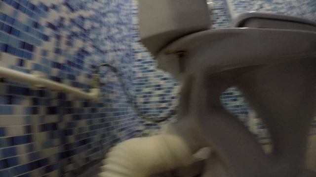 Как снять  бачок с унитаза, если заржавели болты и их не выкрутить.