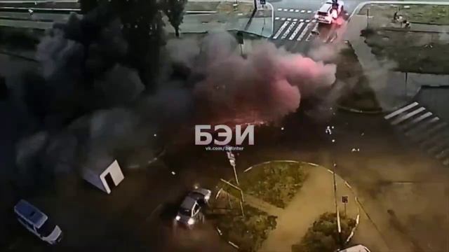 Белгород, прилет реактивного снаряда РСЗО ВСУ рядом с бетонным укрытием. Чудом никто не пострадал