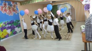 Танец с шариками "Мир" в детском саду
