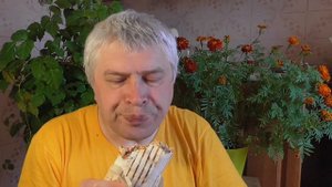 Геннадий Горин Обед, я обедаю, дёнер с курицей и луком или шаурма