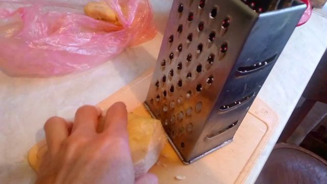 Тертый пирог с творогом и яблоками.