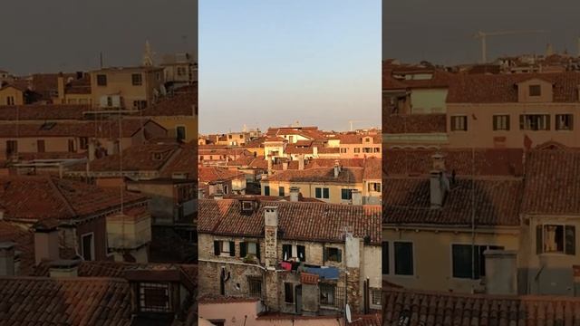 Tramonto dalla Scala Contarini del Bovolo sui tetti di Venezia